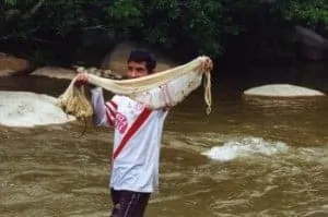 Doek vol gevangen vis Rio Seco Colombia